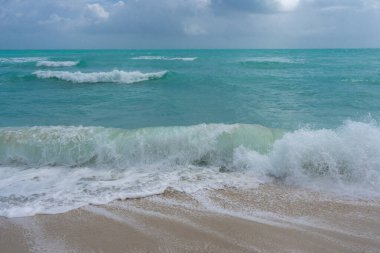 Deniz kumsalı. Manzaralı deniz sahili arkaplanı. Cennet okyanus manzarası. Köpüklü sahil arka planı. Egzotik okyanus. Açık deniz sahili ufku. Rahatlatıcı dalgalar. Yaz arkaplanı