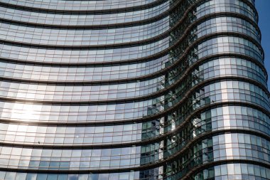 Modern binanın cam cephesi. Ofis cephesinin soyut şekli. Modern ofis binasının ön tasarımı. Cam yüzey cephesi
