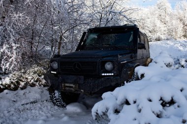 01.02.2021, Karpatlar. Off-road sezonu. 4x4 'le off-road seferi. Kış doğasında aşırı bir off-road gezisi. Off-road arabalı dağ yolu. Arabayla macera gezisi