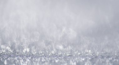 Kar ve buz dokusuyla donuk kış arkaplanı. Karla kaplı beyaz karlı bir tarla. Soğuk kış desenli donmuş bir yüzey. Kar zemini. Beyaz kar ile minimum kış arkaplanı