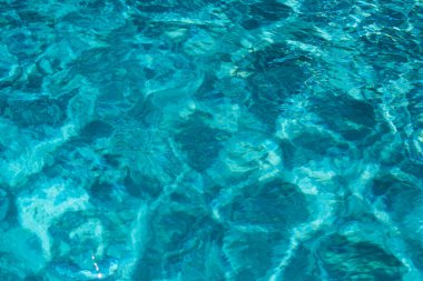 Yüzme havuzunda mavi yırtık su, su havuzu dokusu ve yüzey suyu.