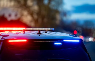 Polis devriyesi trafiği engelliyor. Acil durum ışıkları uyanıklık yaratır. Güvenlik araçları hükümet bölgesini koruyor. Kolluk kuvvetleri çabuk tepki verir. Capitol bölgesi korunuyor