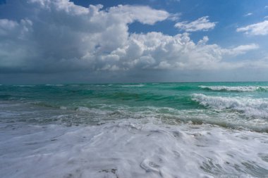 Deniz dalgaları arka planı. Yaz okyanusu hareketi. Okyanus sıçrama dalgası arka planı. Derin mavi deniz plajı. Turkuaz dalga. Rüya gibi deniz plajı. Güzel deniz dalgaları