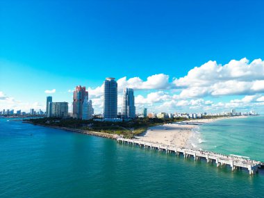 Ufuk çizgisi olan Miami Plajı hava manzarası. Miami yukarıdan. Miamis 'in ünlü simgeleri. Gökdelenleri olan South Pointe plajı. Miami şehri panoraması. Miami sahilinde yaz tatili