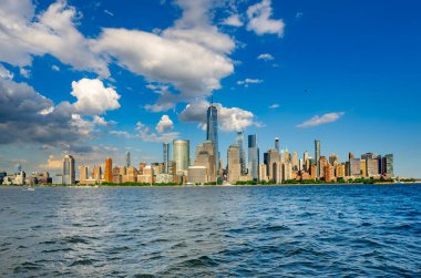 New York 'taki Manhattan silueti. New York 'un ikonik şehir manzarası. Hudson 'ın yukarısındaki New York kuleleri. New York gökdelenleri gökyüzüne karşı. Meşhur New York Panoraması. Klasik NYC panoramik görünümü