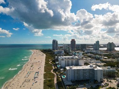 Miami Plajı 'nın gökyüzü manzarası. Miami Sahili 'nin insansız hava aracı görüntüsü. Güney Miami Plajı ve okyanus. Gökdelenleri ve kıyı şeridi olan Miami Plajı gökdelenleri