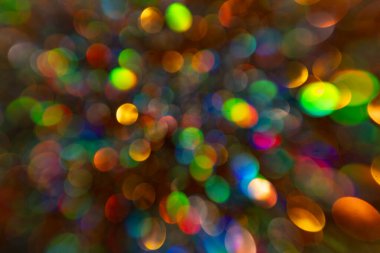 Şenlik arkaplanı. Renkli ışık yansımaları. Tasarım için parlayan duvar kağıdı. Parlak ışıltılı arka plan ve canlı bokeh. Fütürist ışıltı etkisi. Pankart tasarımı için ışıldayan doku