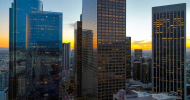 Los Angeles şehir merkezinin gökdelenli insansız hava aracı görüntüsü. Los Angeles gökyüzü manzarası. Los Angeles şehir merkezinin hava görüntüsü. Los Angeles, California 'nın şehir manzarası. Los Angeles manzarasının insansız hava aracı görüntüsü