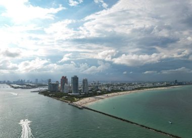 Miami Beach, Florida, Birleşik Devletler. Güneşli bir günde Miami 'nin insansız hava aracı çekimi. Miami Plajı, harika binalar manzarası. Miami Sahili 'nin havadan görünüşü, Güney Sahili, ABD