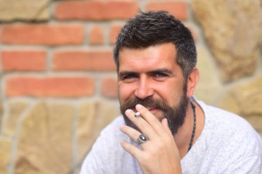 Dışarıda sigara içen bir adam. Havalı adam dinleniyor.