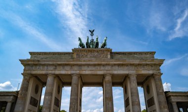 Berlin 'in ünlü Brandenburg kapısı barışın sembolü. Berlins dönüm noktası. Berlin Almanya 'da mimarlık. Berlin kapısının arkasında gökyüzü parlıyor.