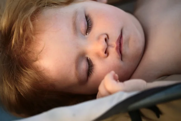 小さな男の子を眠っています。 — ストック写真