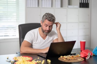 Bir adam sabahları baş ağrısından muzdarip. Yorgun çalışan sabah baş ağrısı nedeniyle başını tutuyor. Orta yaşlı iş adamı baş ağrısıyla boğuşuyor. Ofis çalışanı baş ağrısı yüzünden acı hisseder.
