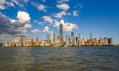 New York 'taki Manhattan silueti. New York 'un ikonik şehir manzarası. Hudson 'ın yukarısındaki New York kuleleri. New York gökdelenleri gökyüzüne karşı. Meşhur New York panoraması. Klasik New York şehir manzarası panoramik görünümü