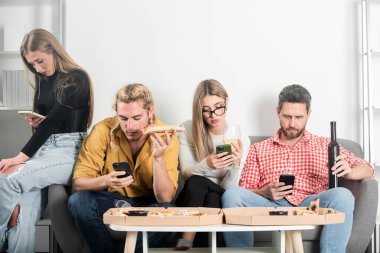 Arkadaşlar yan yana otururlar ama telefonlarına bakarlar. Sosyal medya konsepti olan grup arkadaşları. Bir grup insan bağlantıyı kesti. Arkadaşlar cihazlara gömülüdür. Teknoloji sessiz mesafesi