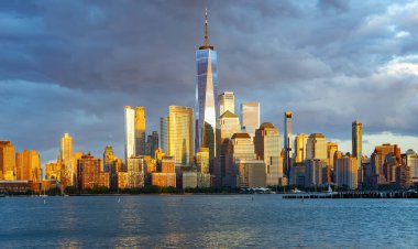 Karanlık gökyüzü olan New York. Dramatik bulutlarla New York şehrinin silueti. New York şehrinin altın gecesinde Manhattan gökdelenleri. New York 'ta Manhattan' ın ikonik şehir manzarası. New York Panoraması