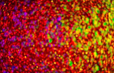 Bokeh parıltısıyla parıldayan duvar kâğıdı. Parlak, ışıl ışıl bir arka plan. Parıltı etkisi. Parlak doku. Tebrik kartları için canlı bir arka plan. Dizayn şablonları için kıvılcım örtüsü. Parlak desenli