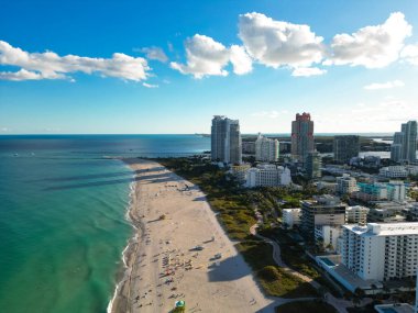 Miami, bulutlu yaz gökyüzünün altında. Miami 'nin güney sahili. Miami 'de gökdelenler, hava manzarası. Florida 'da seyahat hayalleri. Miami şehir manzarası