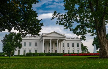 Beyaz Saray, ABD 'nin konik sembolüdür. Washington 'daki Beyaz Saray. Amerikan başkanlık konutu. Yazın Beyaz Saray 'da. Beyaz Saray ulusal semboldür. Siyasi hükümet binası