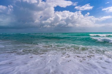 Deniz kıyısında okyanus dalgası hareketi. Yaz deniz esintisi. Deniz doğası arka planı. Huzurlu okyanus. Rüya gibi okyanus ufku. Kıyı okyanusu cennet duvar kâğıdı. Deniz köpüğü dalgaları
