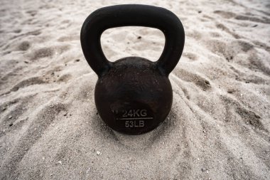 Kettlebell dayanıklılık egzersizi. Kettlebell açık havada antrenman yapıyor. Parkda kettlebell egzersizi. Kettlebell fitness geçmişi. Kettlebells ağır kaldırıyor.