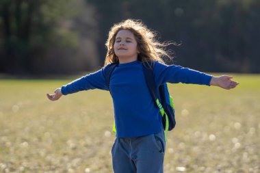 Hayal kuran bir çocuk. Tasasız çocukluk doğası. Hayalperest çocuk. Düşünceli çocuk. Küçük hayalperest çocuk. Hayal gücüyle dolu genç bir zihin. Sarışın çocuk düşünüyor. Çocukların özgürlüğü. Sakin ve huzurlu bir çocukluk