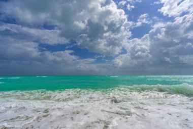 Tropik plaj. Güzel deniz deseni. Temiz su yüzeyi. Sakin okyanus hareketi. Dramatik fırtına dalgaları. Güneş ışığı kıyısı. Köpüklü dalga dokusu. Açık turkuaz deniz. Huzurlu tatil manzarası. Dalgalı okyanus