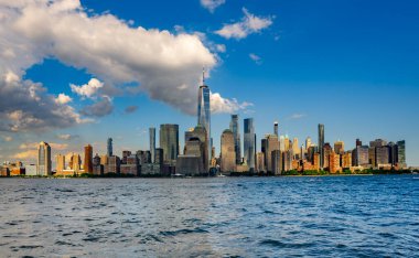 New York 'taki Manhattan silueti. New York 'un ikonik şehir manzarası. New York gökdelenleri gökyüzüne karşı. Meşhur New York Panoraması. Klasik New York şehir manzarası panoramik görünümü