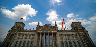 Reichstag binasının önü. Berlin 'deki tarihi Reichstag mimarisi. Almanya 'nın Reichstag siyasi sembolü. Alman bayrağı Reichstag 'ın üzerinde