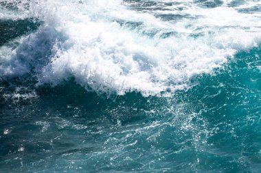 Okyanus dalgalarını beyaz köpükle kapatın. Deniz sıçraması ve turkuaz su. Okyanus dalgaları hareket halinde. Yansımalı mavi dalga. Deniz suyu ve köpük dokusu. Güçlü deniz dalgası arka planı