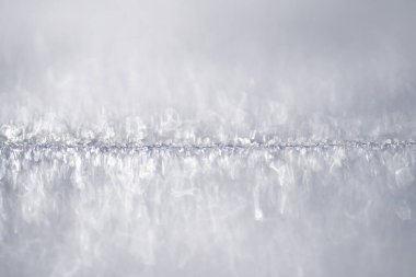 Donmuş kar yüzeyi. Karla kaplı doğal donma arka planı. Pamuk beyazı. Kar yüzeyi olan kış arkaplanı