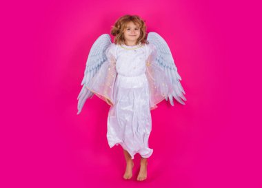 Melek çocuk atlayışı, çocuklar zıplama, tüm vücut hareket halinde. Çocuk melek. Pembe stüdyo arka planında melek kanatları olan sevimli bir çocuk portresi. Küçük melek, sevgililer günü. Melekler gibi çocuklar.