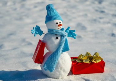 Kardan adam Noel hediyesini sunar. Kış şenliği havasında bir kardan adam. Kardan adam Noel alışverişini tatil paketleriyle destekliyor. Kış indirimli kardan adam