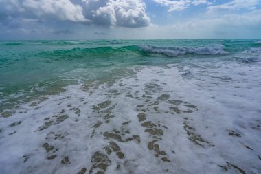 Okyanus dalgaları ve bulutlu kumlar. Fırtınalı deniz dalgaları. Yaz denizi dalgası. Köpüklü okyanus dalgaları. Yaz okyanus esintisi. Rüya gibi yaz sahili geçmişi. Okyanus sıçrama dalgaları
