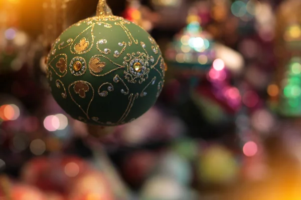 Grüne Christbaumkugel — Stockfoto