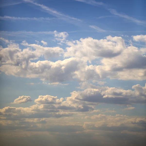 雲に覆われた青い背景 — ストック写真