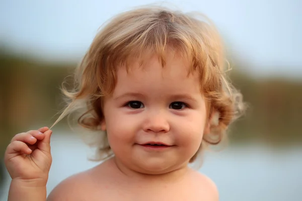 Iloinen pieni poika — kuvapankkivalokuva