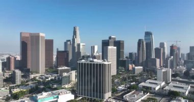 Los Angeles banliyölerindeki gökdelenlerin ve caddelerin üzerinden uçan hava aracı