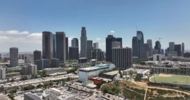 Los Angeles şehir merkezi, insansız hava aracı, gökdelenler şehir manzarası. Los Angeles, ABD, 1 Haziran 2022