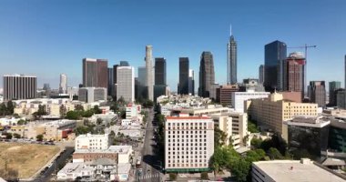 Los Angeles şehir merkezinin havadan görüntüsü, İHA 'yla Los Angeles' a uçmak, gökdelenlerin şehri. Los Angeles, CA, ABD, 1 Haziran 2022