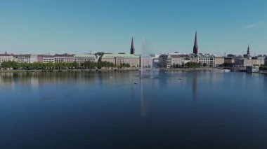 Yukarıdan Hamburg şehri. Almanya 'nın Hamburg kentindeki Binnenalster Gölü' nün panoramik görüntüsü. Merkezde Rathaus belediye binası ve Hamburg 'daki Alster Gölü var. Şehir manzarası Hamburg