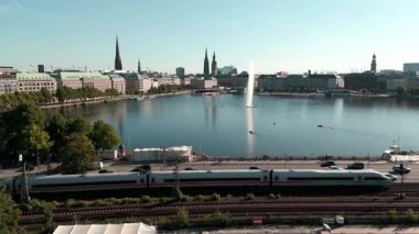 Yukarıdan Hamburg şehri. Almanya 'nın Hamburg kentindeki Binnenalster Gölü' nün panoramik görüntüsü. Merkezde Rathaus belediye binası ve Hamburg 'daki Alster Gölü var. Şehir manzarası Hamburg