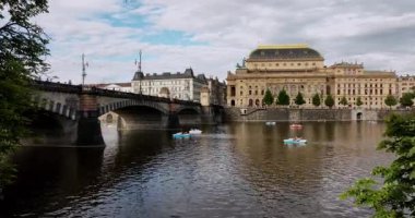 Prag Kalesi 'nin panoramik hava manzarası, hava şehri. Prag 'ın şehir manzarası, şehrin üst manzarası üzerinde uçuş. Vltava Nehri. Prag 'ın Prag Cumhuriyeti' ndeki mimari ve köprü manzarası