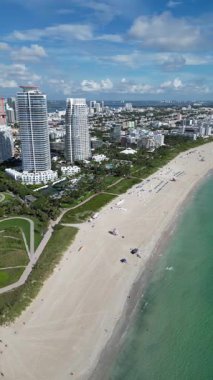 Miami sahilindeki hava manzarası. Cennet. South Pointe Parkı ve Pier. İHA 'dan Güney Miami Plajı' nın üst görüntüsü. Okyanus yolu, Collins Bulvarı