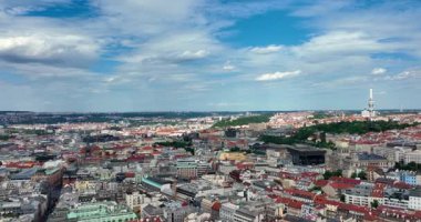 Prag manzaralı hava manzarası. Prag mimarisi ve Vltava nehri üzerindeki köprü. Prag, Çek Cumhuriyeti, Çek Cumhuriyeti. Prag merkezinin yukarıdan panoramik görünümü, şehir manzarası