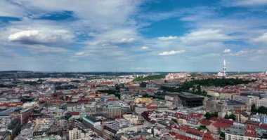 Prag manzaralı hava manzarası. Prag mimarisi ve Vltava nehri üzerindeki köprü. Prag, Çek Cumhuriyeti, Çek Cumhuriyeti. Prag merkezinin yukarıdan panoramik görünümü, şehir manzarası