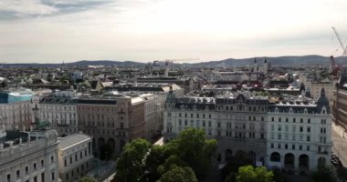 Avusturya 'daki Viyana' nın havadan görünüşü. Viyana hava manzarası. Viyana silueti. İnsansız hava aracından tarihi mimari hava manzaralı Wien manzarası. Viyana silueti. Turizm ve seyahat kavramı