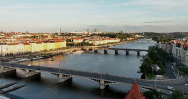 Prag merkezinin yukarıdan panoramik görüntüsü. Aerial Prag şehri. Prag şehrinden insansız hava aracı görüntüsü, şehrin üzerinden uçuş, üst manzara, Vltava Nehri, Charles Köprüsü, Prag, Çek Cumhuriyeti