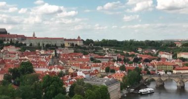 Charles Köprüsü, Prag 'daki Vltava Nehri, Çek Cumhuriyeti. Şehir panoraması. Prag 'ın panoramik manzaralı eski kasabası. Prag üzerinde insansız hava aracı uçuşu, üst manzara. Vltava Nehri