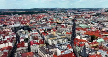 Prag manzaralı eski kasaba mimarisi manzarası. Çek Cumhuriyeti Prag 'daki Vltava Nehri. Prag üzerinde kilise ve eski Avrupa binasıyla panoramik hava aracı manzarası. Prag Havacılığı